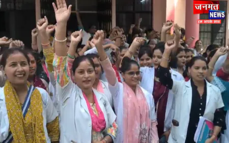 रामपुर के CMO कार्यालय पर ANM कार्यकत्रियों का विरोध-प्रदर्शन, स्थायी करने सहित हैं कई अन्य मांग