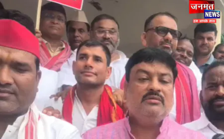 अयोध्या में सपाइयों ने CEC के खिलाफ किया विरोध प्रदर्शन, पुतला जलाकर इस्तीफे की मांग