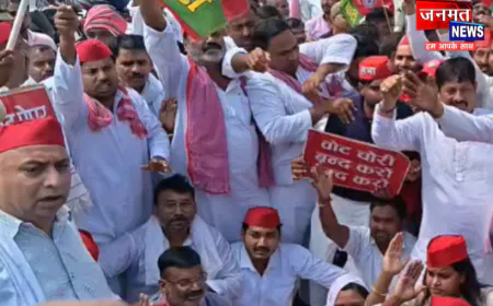 कौशांबी में SIR को लेकर सपा का धरना प्रदर्शन, पुलिस से झड़प; CEC को फांसी देने की मांग
