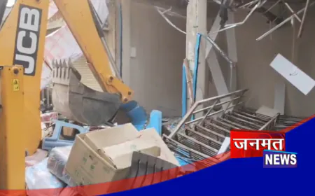 लखीमपुर में अवैध निर्माण पर प्रशासन ने चलाया बुलडोजर, नजूल भूमि पर कराया गया था दुकान का निर्माण