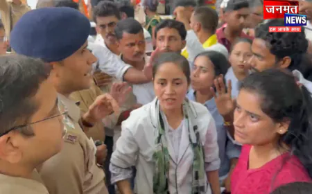 बहराइच: नंदा कॉलेज के ख़िलाफ़ छात्रों ने खोला मोर्चा, क्लेक्ट्रेट धरना स्थल पर किया विरोध प्रदर्शन