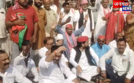 प्रतापगढ़: अखिलेश यादव की गिरफ्तारी के विरोध में सपाइयों का प्रदर्शन, अंबेडकर चौराहे पर सरकार के खिलाफ नारेबाजी
