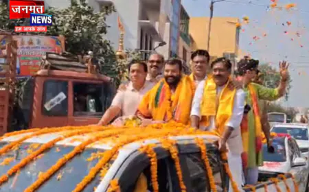 बुलंदशहर: फ़िल्म ‘हनुमान अंश’ के कलाकार शोभिनव सत्य का स्वागत, देखने उमड़ी लोगों की भीड़