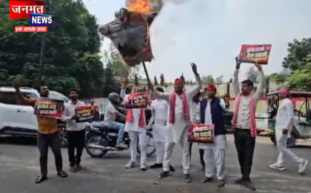 हरदोई कलेक्ट्रेट के बाहर सपाइयों ने फूंका CEC का पुतला, जमकर नारेबाजी; वैध वोट काटने का आरोप