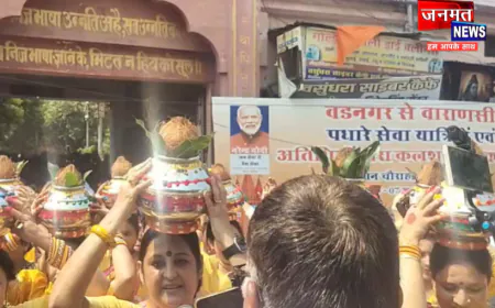 वाराणसी में PM के  25 साल की राजनीतिक यात्रा को बनाया भव्य, वडनगर से आए लोगों का स्वागत