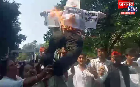 लखीमपुर खीरी: कलेक्ट्रेट में सपा महिला सभा का प्रदर्शन, योगी-मोदी-शाह और ज्ञानेश कुमार का फूंका पुतला