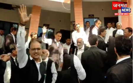 मिर्जापुर: चुनार मुंसफी कोर्ट की वापसी को लेकर आपस में भिड़े अधिवक्ता, अध्यक्ष के विरुद्ध की नारेबाजी