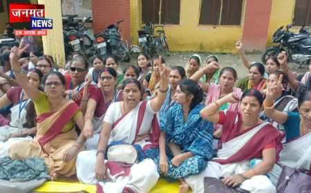 चंदौली: CMO कार्यालय पर आशा कार्यकर्ताओं ने किया धरना-प्रदर्शन, मानदेय बढ़ाने की मांग