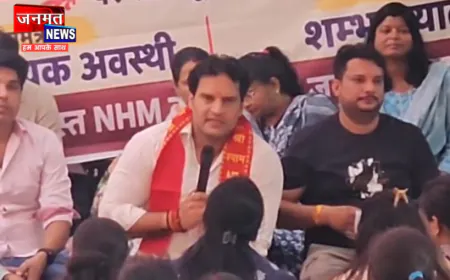 सीतापुर में NHM कर्मचारियों के धरने के समर्थन में आए विकास हिंदू, भूख हड़ताल का किया ऐलान