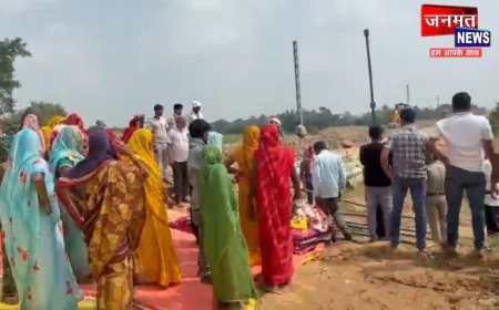 मिर्जापुर में रेलवे अंडरपास की मांग पर आर-पार की लड़ाई, रात में भी धरनास्थल पर डटे रहे ग्रामीण
