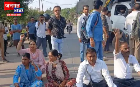 फर्रुखाबाद: मांगो को लेकर लखनऊ जा रहे NHM कर्मचारियों को पुलिस ने रोका, नाराज़ कर्मचारियों ने जाम किया रोड
