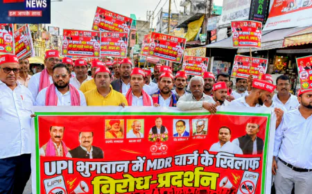 लखनऊ: प्रस्तावित MDR चार्ज के विरोध में समाजवादी व्यापार सभा ने किया प्रदर्शन, आर्थिक बोझ पड़ने की जताई आशंका