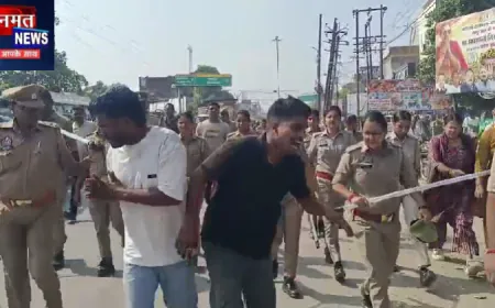 प्रतापगढ़: छात्रा से छेड़खानी के आरोप में दो युवक गिरफ्तार, पुलिस ने शहर में निकाला पैदल जुलूस