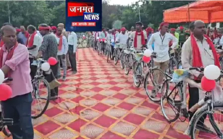 प्रतापगढ़ में 325 ग्राम प्रहरियों को साइकिल, 1200 को सीटी, डोरी और धोती सेट वितरित