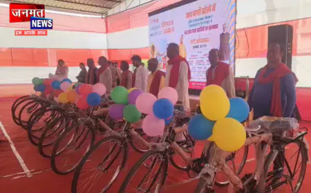बांदा में चौकीदारों को वितरित की गईं 80 साइकिलें, कानून-व्यवस्था बनाए रखने में उनकी भूमिका को सराहा