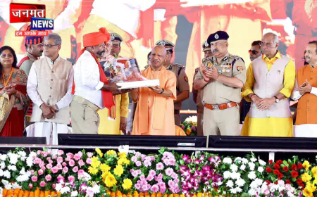 बरेली: CM योगी ने ग्राम प्रहरी को पगड़ी पहनाकर किया सम्मानित, ग्राम प्रहरियों का मानदेय बढ़ाने की घोषणा