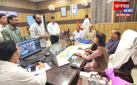उरई में छात्रा प्रतीक्षा बनीं एक दिन की जिलाधिकारी, सुनीं जनसमस्याएं; डीएम ने बुके देकर किया स्वागत
