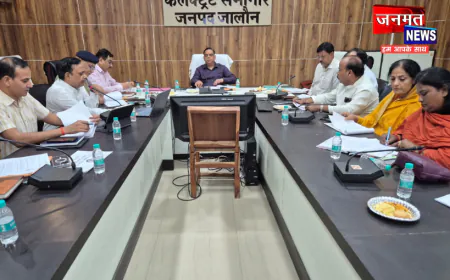 चौराहों पर 50 मीटर दायरे में बैनर व ई-रिक्शा पर रोक, 15 दिन में गड्ढामुक्त हो राजमार्ग: डीएम उरई