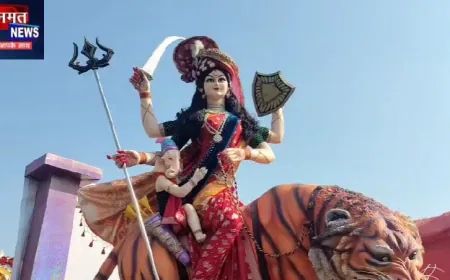 अयोध्या में धूमधाम से निकली मां दुर्गा की शोभायात्रा, श्रद्धालुओं ने पुष्पवर्षा से किया स्वागत