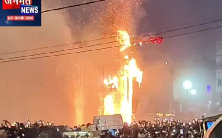 कुशीनगर: पडरौना के रामलीला मैदान में भव्य मेले के बीच रावण दहन, आतिशबाजी से जगमगाया आसमान