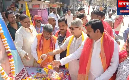 अयोध्या के दुर्गा पूजा एवं रामलीला समिति के संस्थापक दीपक श्रीवास्तव को दी गई श्रद्धांजलि, उमड़ा जनसैलाब