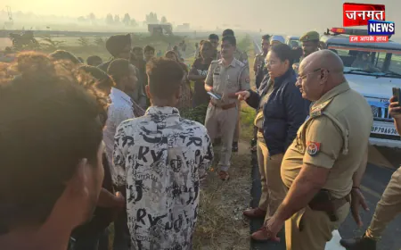 संभल में गंगा एक्सप्रेसवे पर पलटी डबल डेकर बस, 25 यात्री घायल; राहत एवं बचाव कार्य जारी
