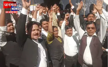 बहराइच में सड़कों पर उतरे अधिवक्ता, जानलेवा हमला करने वाले अभियुक्तों की गिरफ्तारी की मांग