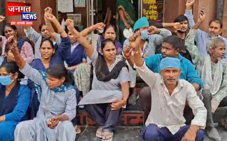 अयोध्या जिला अस्पताल के सफाई कर्मचारी हड़ताल पर, दो महीने का वेतन न मिलने से हैं नाराज