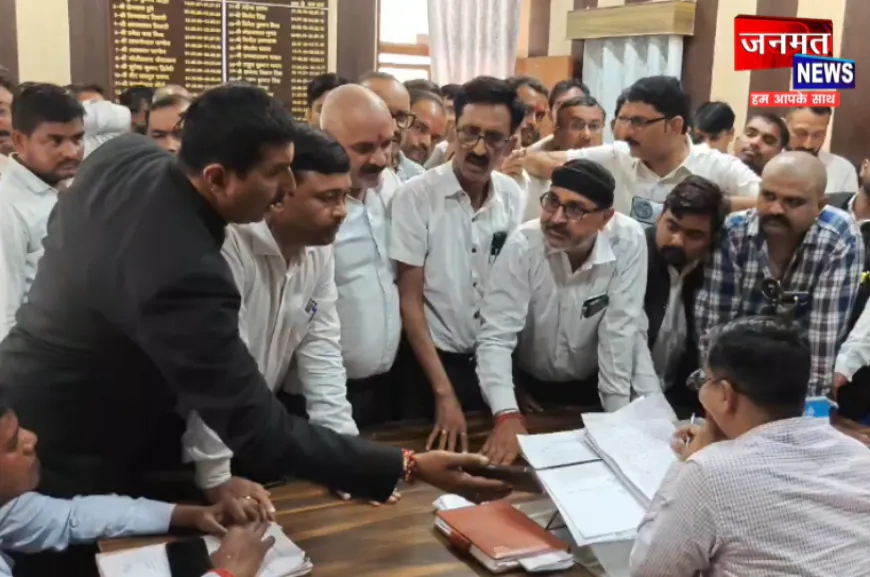 प्रतापगढ़: अधिवक्ता के दरवाजे पर रास्ते के चिन्हांकन को लेकर वकीलों में आक्रोश, प्रशासनिक कार्रवाई का विरोध