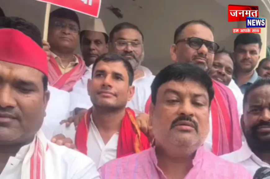 अयोध्या में सपाइयों ने CEC के खिलाफ किया विरोध प्रदर्शन, पुतला जलाकर इस्तीफे की मांग