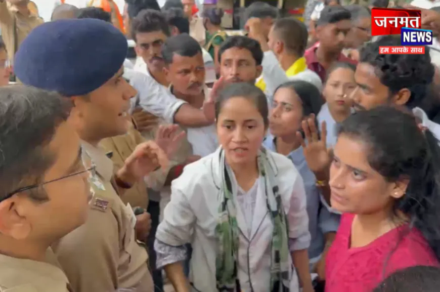 बहराइच: नंदा कॉलेज के ख़िलाफ़ छात्रों ने खोला मोर्चा, क्लेक्ट्रेट धरना स्थल पर किया विरोध प्रदर्शन