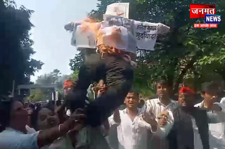 लखीमपुर खीरी: कलेक्ट्रेट में सपा महिला सभा का प्रदर्शन, योगी-मोदी-शाह और ज्ञानेश कुमार का फूंका पुतला