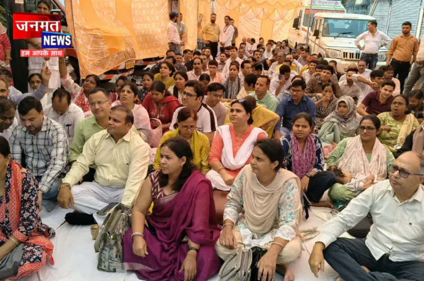 मुजफ्फरनगर: NHM संविदा कर्मचारियों का धरना शुरू, स्वास्थ्य सेवाएं प्रभावित होने का दावा