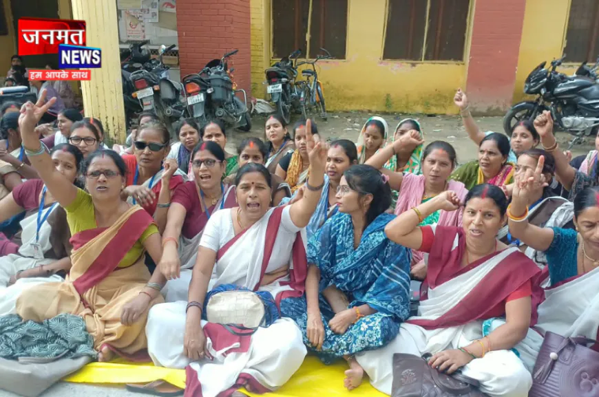 चंदौली: CMO कार्यालय पर आशा कार्यकर्ताओं ने किया धरना-प्रदर्शन, मानदेय बढ़ाने की मांग