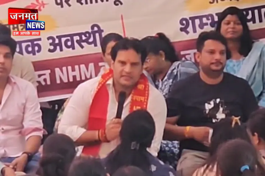 सीतापुर में NHM कर्मचारियों के धरने के समर्थन में आए विकास हिंदू, भूख हड़ताल का किया ऐलान