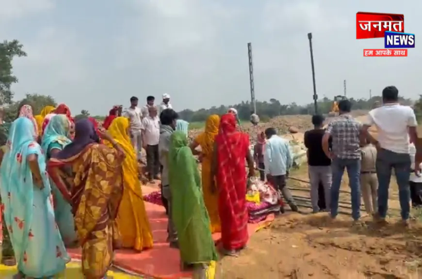 मिर्जापुर में रेलवे अंडरपास की मांग पर आर-पार की लड़ाई, रात में भी धरनास्थल पर डटे रहे ग्रामीण