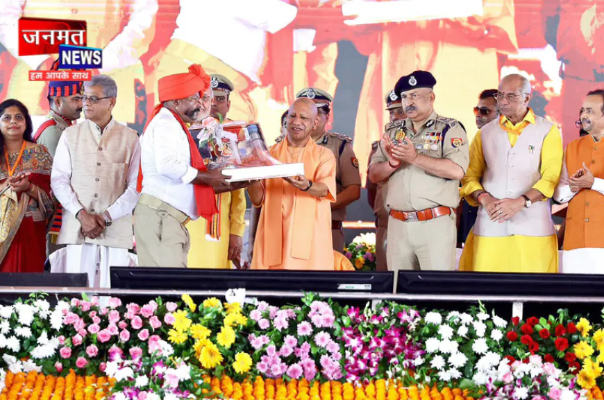 बरेली: CM योगी ने ग्राम प्रहरी को पगड़ी पहनाकर किया सम्मानित, ग्राम प्रहरियों का मानदेय बढ़ाने की घोषणा