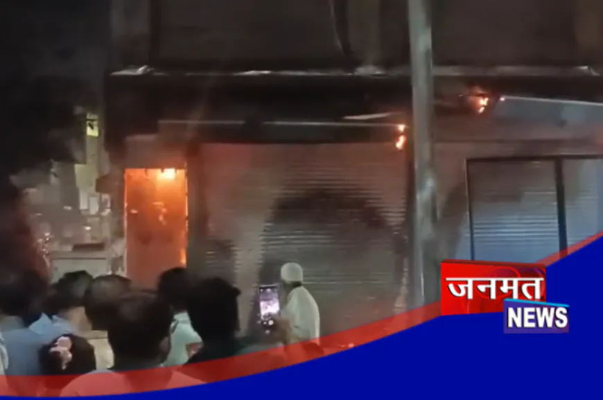 सहारनपुर में फर्नीचर की दुकान में लगी भीषण आग, फायर ब्रिगेड ने शटर तोड़कर पाया काबू