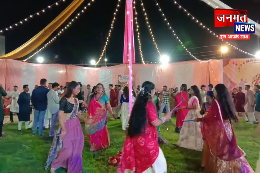महराजगंज: सोनौली के राजीव गांधी कॉलेज में डांडिया-गरबा की धूम, भक्ति गीतों पर थिरके विद्यार्थी