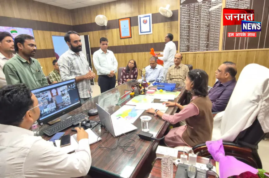 उरई में छात्रा प्रतीक्षा बनीं एक दिन की जिलाधिकारी, सुनीं जनसमस्याएं; डीएम ने बुके देकर किया स्वागत
