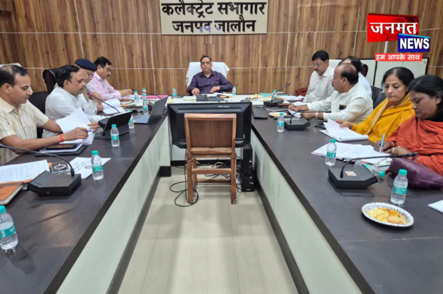 चौराहों पर 50 मीटर दायरे में बैनर व ई-रिक्शा पर रोक, 15 दिन में गड्ढामुक्त हो राजमार्ग: डीएम उरई