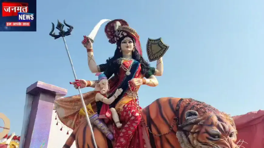अयोध्या में धूमधाम से निकली मां दुर्गा की शोभायात्रा, श्रद्धालुओं ने पुष्पवर्षा से किया स्वागत