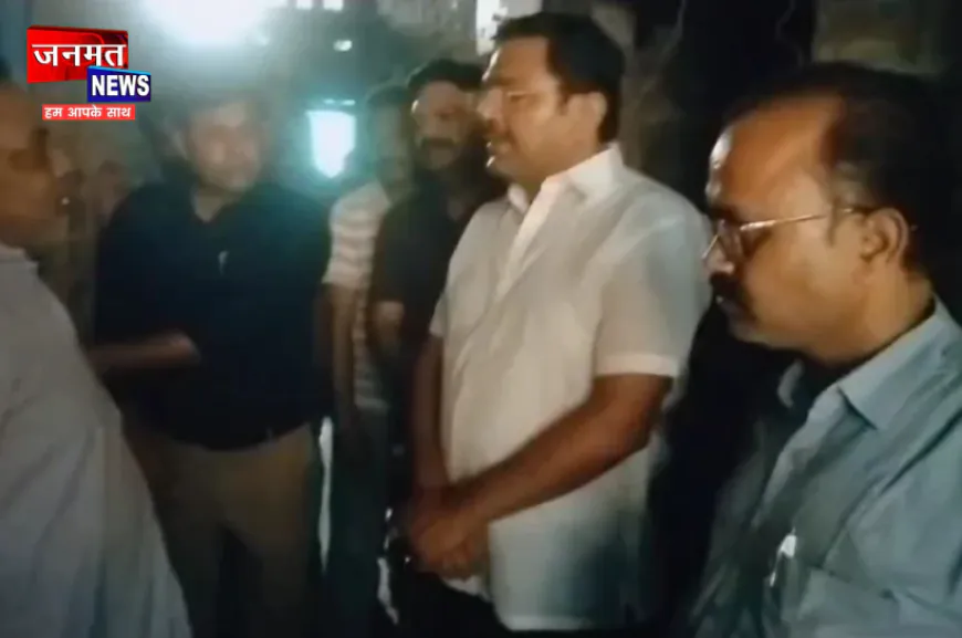 शाहजहांपुर: आग में राख हुई राममूर्ति की गृहस्थी, मदद को आगे आया VIP ग्रुप; उपलब्ध कराई सहायता