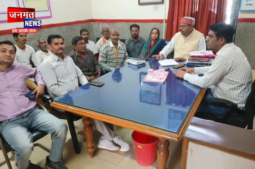 हाथरस रेलवे स्टेशन पर रेल यात्रियों से किया गया जनसंवाद, सुझाव लेकर सुविधाएं बेहतर बनाने पर दिया जोर