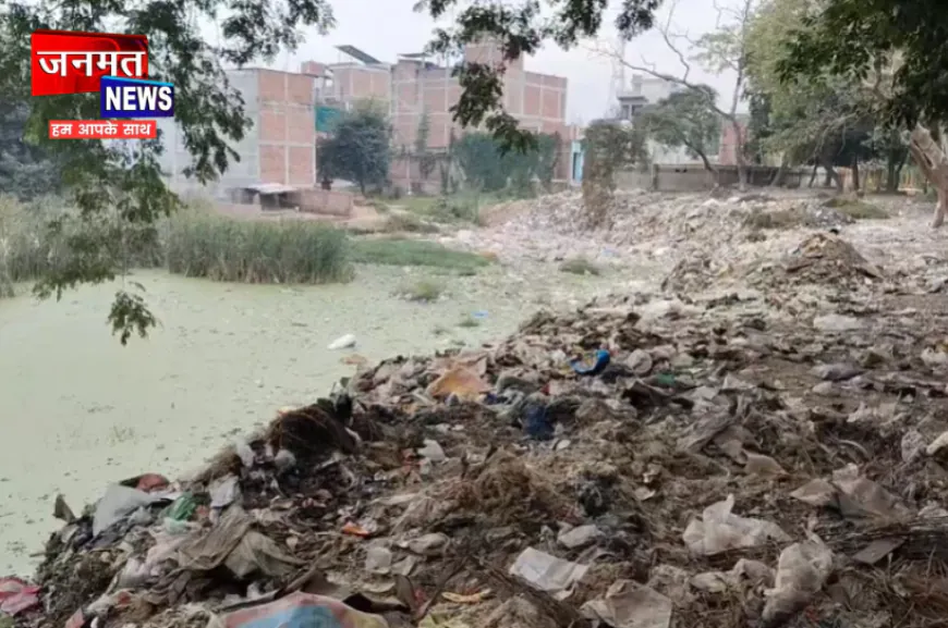 मिर्जापुर: गोपीगंज के बाबा बड़े शिव मंदिर के पास फेंका जा रहा कूड़ा, दुर्गंध से परेशान हैं लोग